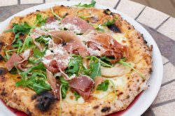 Pizza Crudo e Gorgonzola image