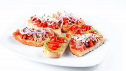 Bruschete cu şuncă, roşii şi caş image