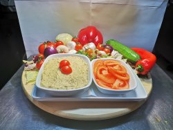Vinete cu maioneză vegetală și ceapă cu salată de roșii image