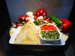 Humus libanez cu boia dulce, pătrunjel și pâine toast image