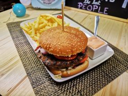 Hamburger cu bacon, cartofi prăjiți și sos american image