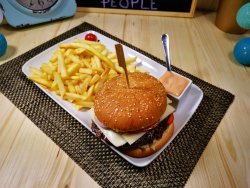 Cheeseburger cu cartofi prăjiți și sos american image