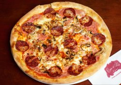 Pizza Prosciutto - Funghi Salami image