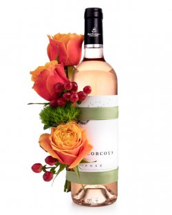 Aranjament cu vin rosé și trandafiri image