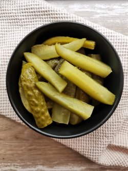 Salată de castraveți murați image
