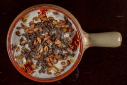 Fatte cu hoummous, carne de vită și muguri de pin image