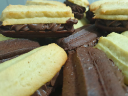 Fursecuri duo de vanilie și cacao unite prin delicioasa cremă de ciocolată image