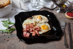 Ouă ochiuri cu bacon și cașcaval image