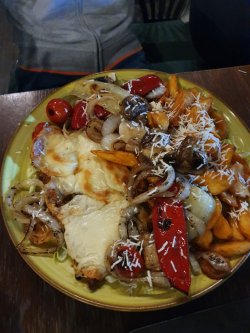 Escalope gratinate, cartofi și legume sote image