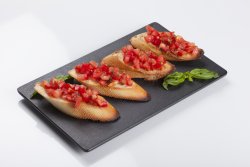 Bruschette cu tartar de roşii image
