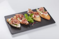 Bruschette cu prosciutto crudo image