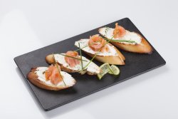 Bruschette cu cremă de brânză şi somon fume image