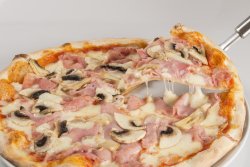 Pizza Prosciutto Funghi image