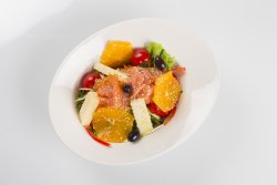 Salată cu somon fume image