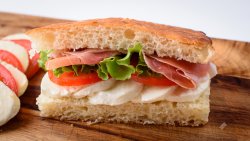 Focaccia sandwich crudo și mozzarella image