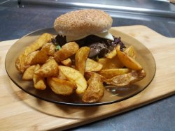 Hamburger Ficăței Pui + Cartofi Wedges sau Pai       image