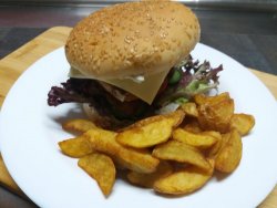 Hamburger Piept de Pui la Grătar + Cartofi Wedges sau Pai       image