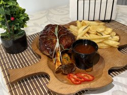 Ciolan de porc(500 gr.)-2 pers.- servit cu cartofi prăjiți image