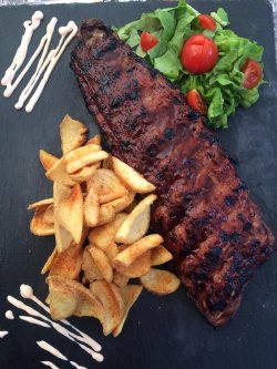 Scăricică caramelizată cu cartofi aurii şi salată image