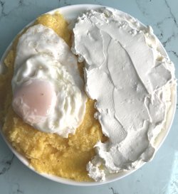 Mamaliguță cu brânză, smântână și ou image