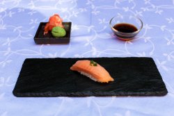 Salmon marinat nigiri image
