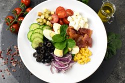 Salata Dominion + 10 lei image