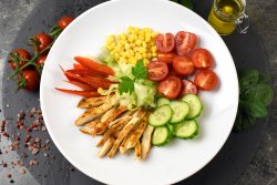 Salata cu piept de pui la gratar image