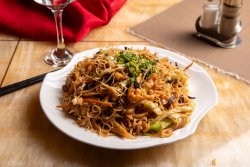 Spaghete de orez cu carne de pui image
