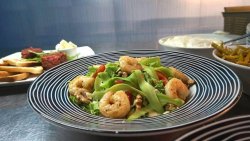 Salată de creveți cu avocado image