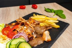 Kebab mix la farfurie medie image