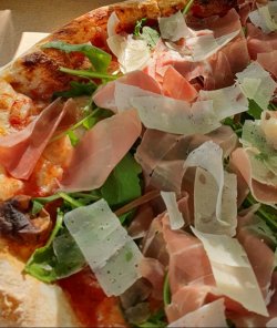 Crudo e rucola image