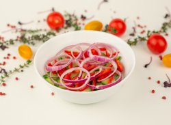 Salată de vară cu rosii cherry image