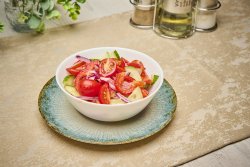 Salată de vara asortată cu roșii cherry  image