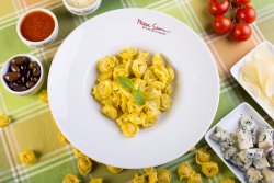 Tortellini Bolognese image