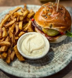 Count`s Burger cu cartofi prăjiți & burnt garlic sos image