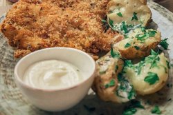 Pui în crustă panko cu cartofi copți cu unt și usturoi & Garlic sos image