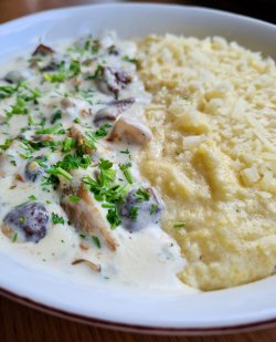 Tocăniță de ciuperci și polenta cremoasă image