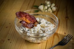 Salată cremoasă de cartofi, cu jambon crocant, castraveți murați, ceapă, sos de maioneză, ou fiert image