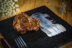 Ceafă de porc la grătar, cu sos tzatziki sau mujdei cu smântână image