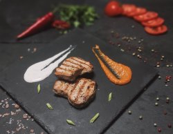 Cotlet de porc la grătar, cu sos tzatziki sau sos marinara image
