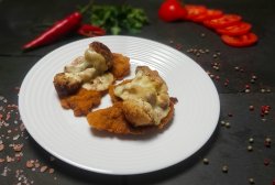 Cotlet de porc pane cu cașcaval afumat și conopidă coaptă image