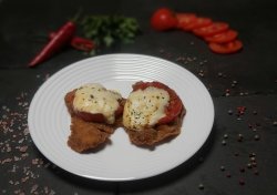 Piept de pui pane cu roșie coaptă și mozzarella image