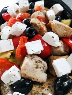 Piept de pui mediteranean, cu roșii, dovlecei, măsline și brânză feta image
