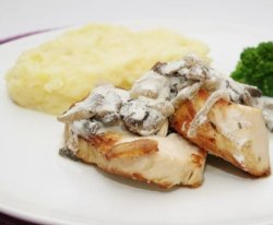 Piept de pui cu sos de ciuperci si piure de cartof image