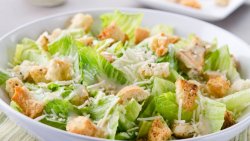 Salata Caesar cu pui image