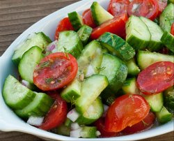 Salata de rosii, castraveti si ceapa verde image