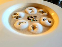 Cappucino de hribi cu petale de trufe image
