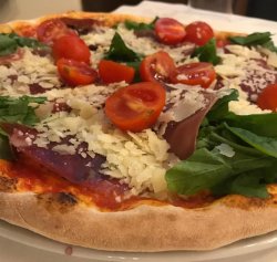 Pizza Prosciutto, rucola, grana, pomodori image
