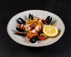 Salată Mediteraneană cu fructe de mare, apio, roșii cherry, morcov image