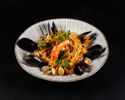 Spaghetti Allo Scoglio cu fructe de mare, ușor picante, roșii cherry image
